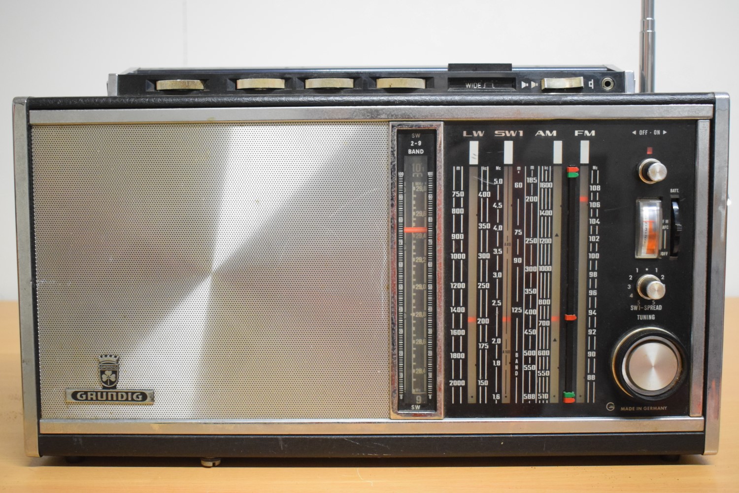 Grundig Satellit AMATEUR World receiver Radio  			